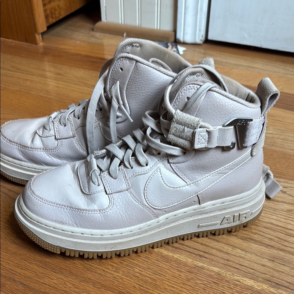 Nike Air Force 1 in Soft Beige